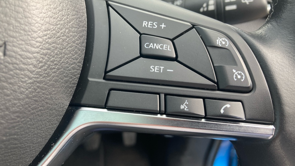 Nissan Qashqai 1.3 DiG-T N-Connecta 5dr [Glass Roof Pack] Petrol Hatchback - Image 25