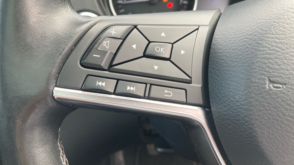 Nissan Qashqai 1.3 DiG-T N-Connecta 5dr [Glass Roof Pack] Petrol Hatchback - Image 26