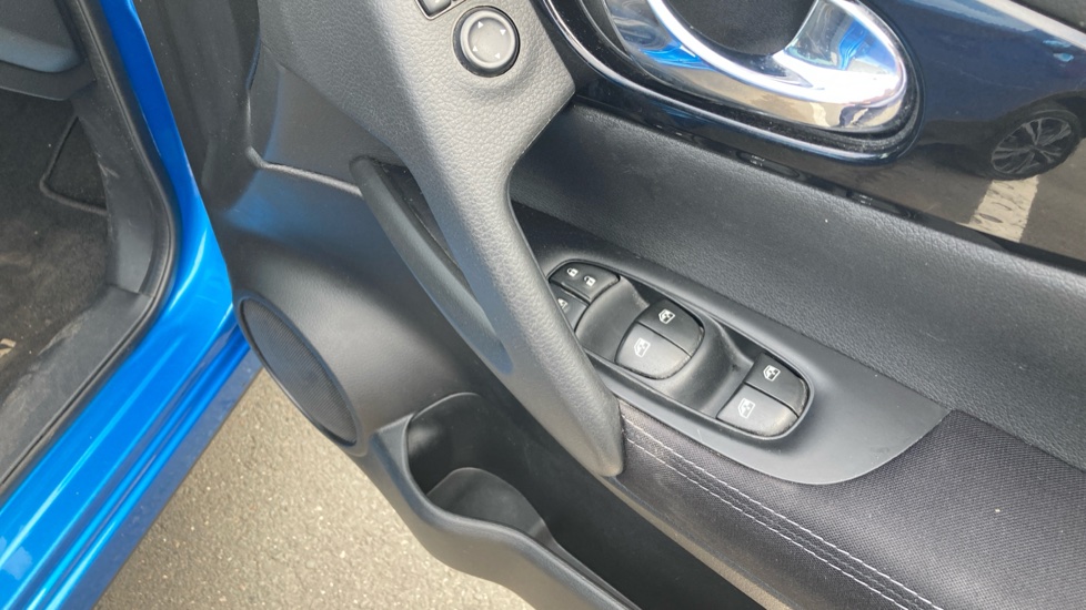 Nissan Qashqai 1.3 DiG-T N-Connecta 5dr [Glass Roof Pack] Petrol Hatchback - Image 27