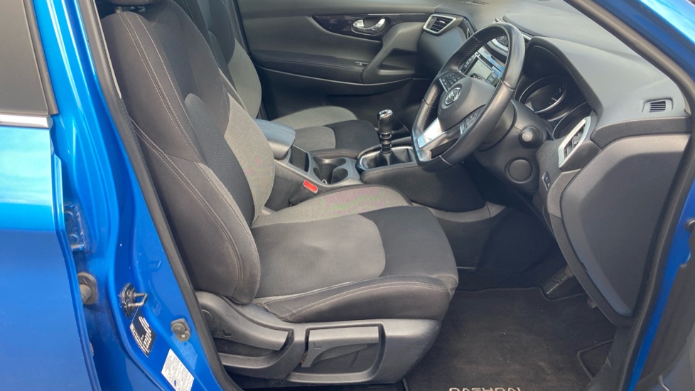 Nissan Qashqai 1.3 DiG-T N-Connecta 5dr [Glass Roof Pack] Petrol Hatchback - Image 28