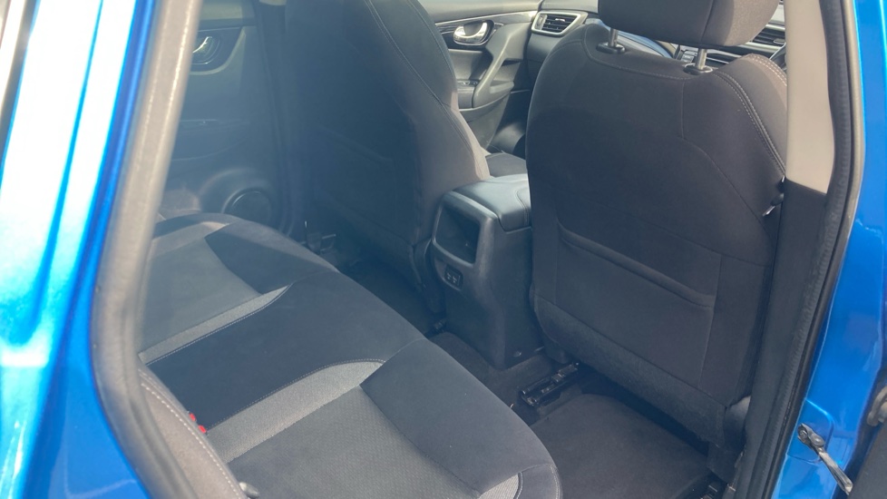 Nissan Qashqai 1.3 DiG-T N-Connecta 5dr [Glass Roof Pack] Petrol Hatchback - Image 34