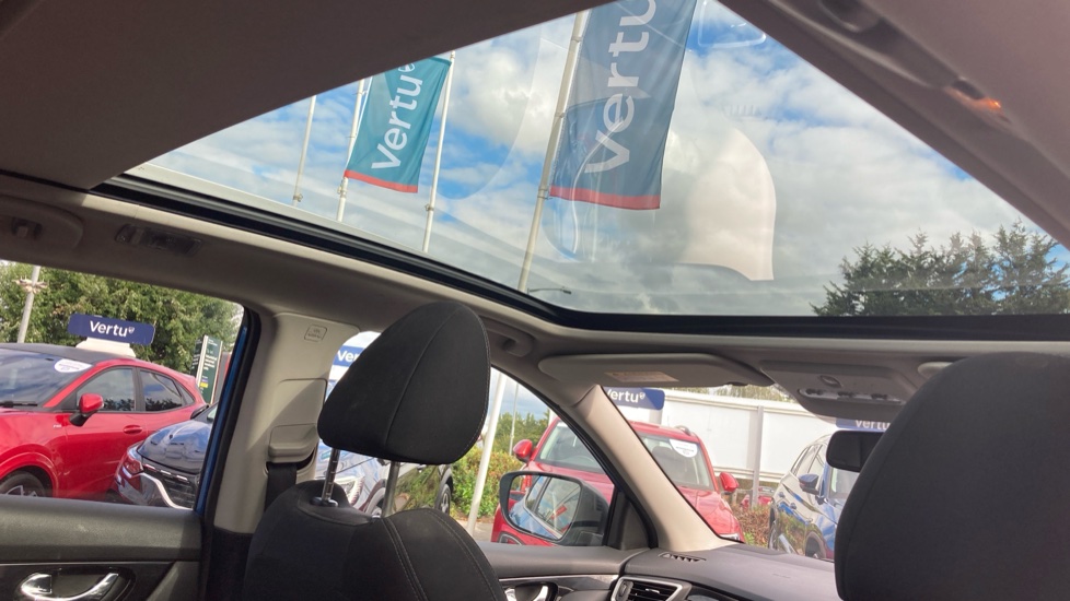 Nissan Qashqai 1.3 DiG-T N-Connecta 5dr [Glass Roof Pack] Petrol Hatchback - Image 35