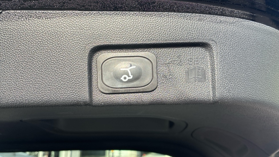 Ford Puma ST 1.0 EcoBoost Hybrid mHEV 170 ST 5dr DCT Petrol Hatchback - Image 8