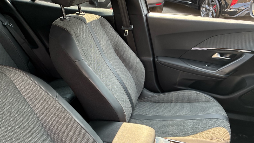 Peugeot 2008 100kW Allure 50kWh 5dr Auto Electric Estate - Image 8