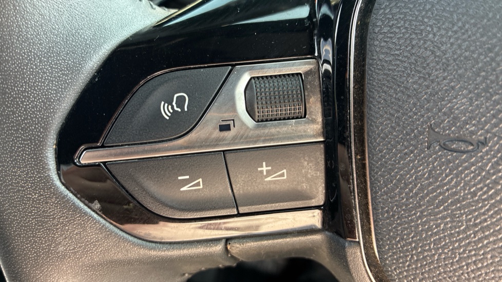 Peugeot 2008 100kW Allure 50kWh 5dr Auto Electric Estate - Image 29