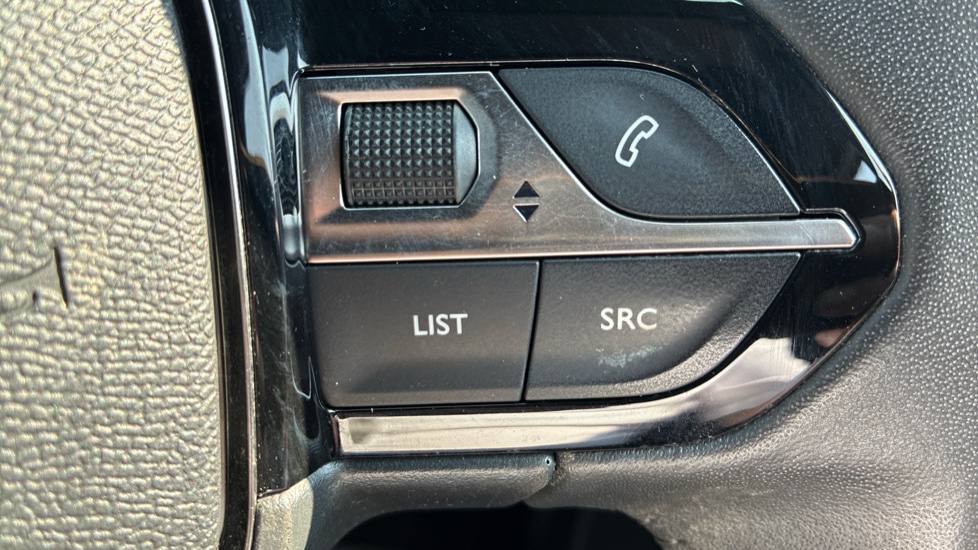 Peugeot 2008 100kW Allure 50kWh 5dr Auto Electric Estate - Image 30