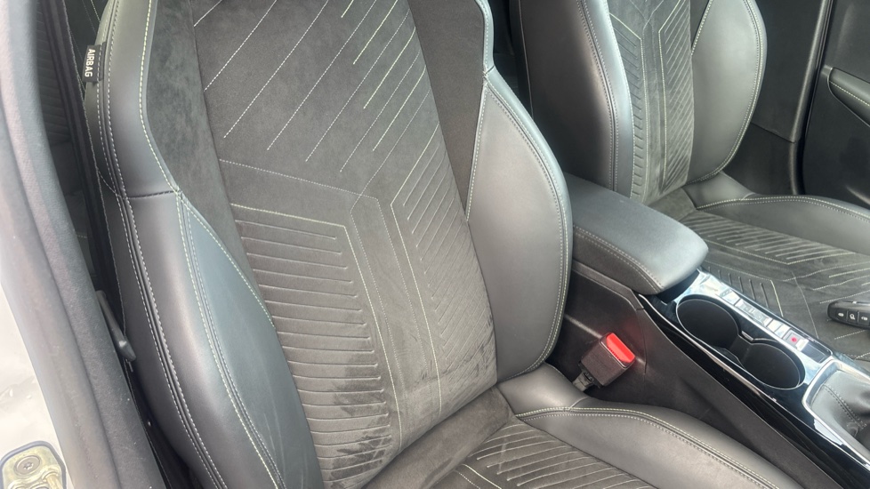 Peugeot 208 1.2 PureTech 100 GT 5dr Petrol Hatchback - Image 30