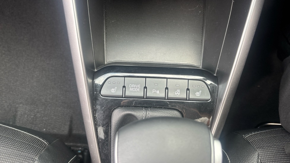 Kia Stonic 1.0T GDi 48V GT-Line S 5dr DCT Petrol Estate - Image 34