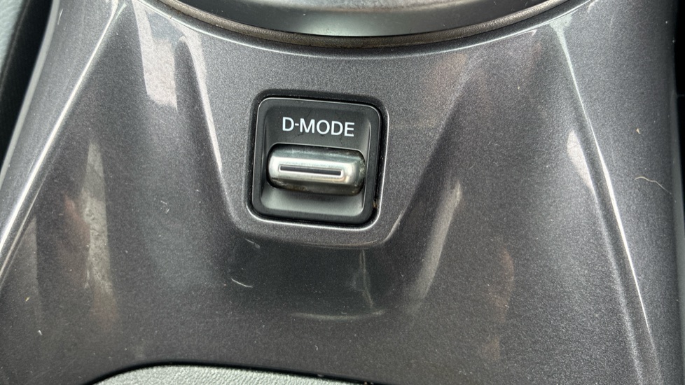 Nissan Juke 1.0 DiG-T 114 N-Connecta 5dr Petrol Hatchback - Image 38