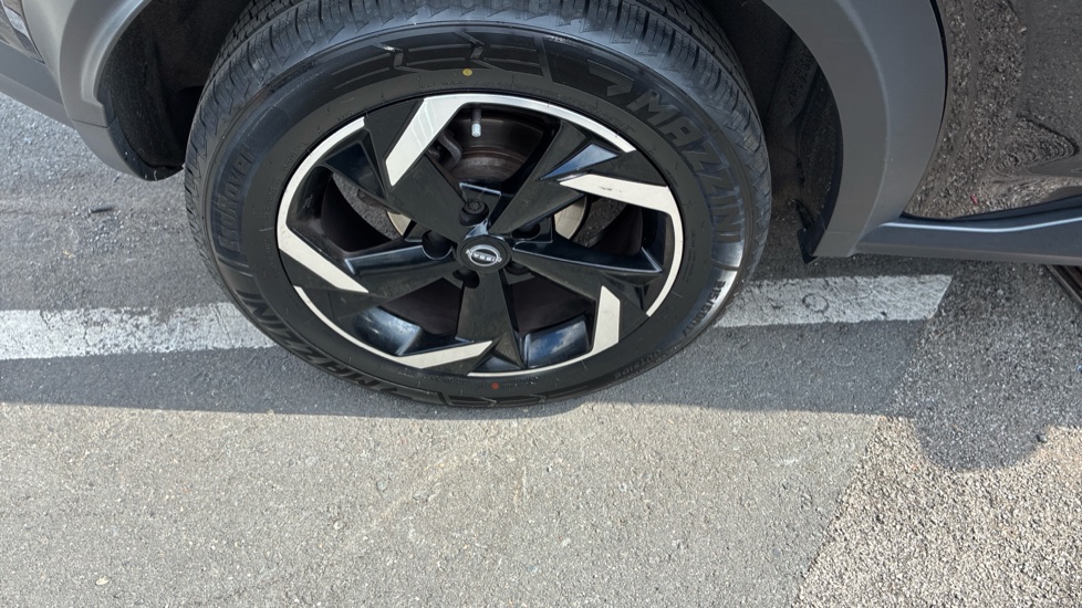 Nissan Juke 1.0 DiG-T 114 N-Connecta 5dr Petrol Hatchback - Image 31