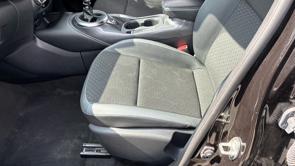 Nissan Juke 1.0 DiG-T 114 N-Connecta 5dr Petrol Hatchback - Image 40