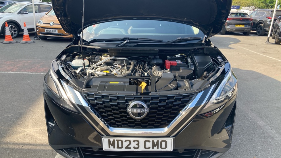 Nissan Qashqai 1.3 DiG-T MH N-Connecta 5dr Petrol Hatchback - Image 8