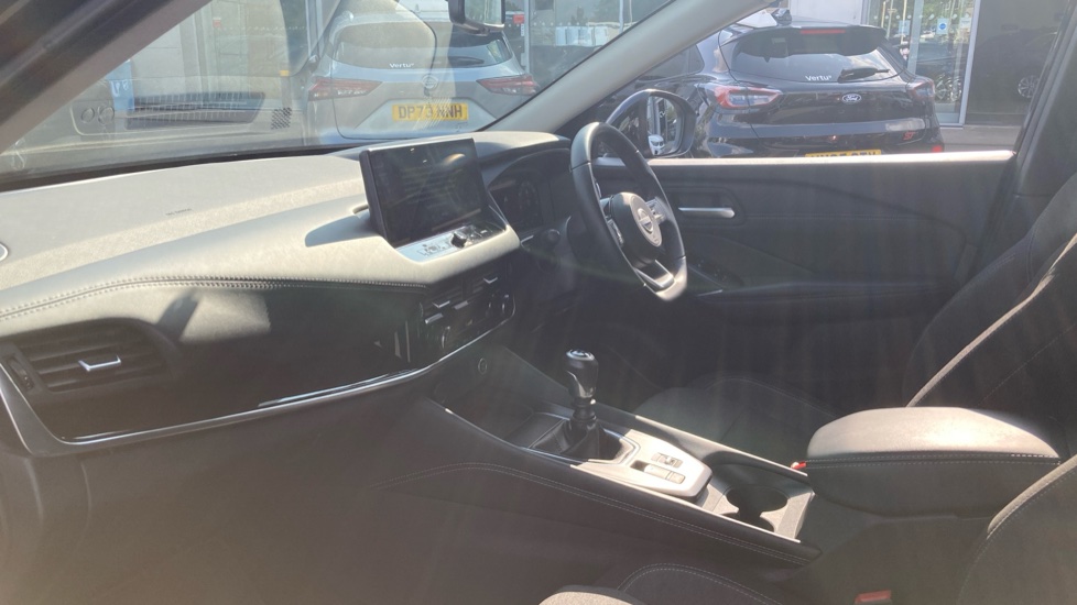 Nissan Qashqai 1.3 DiG-T MH N-Connecta 5dr Petrol Hatchback - Image 9