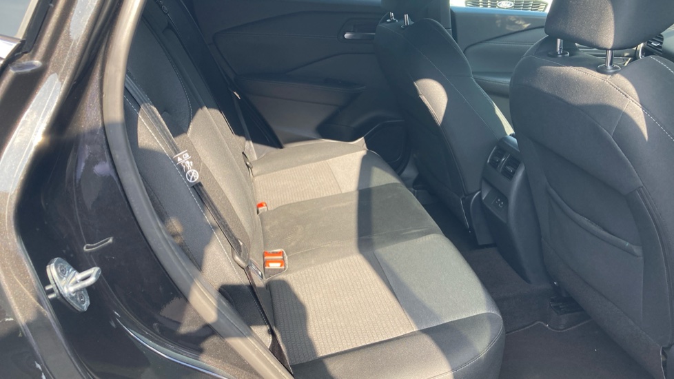 Nissan Qashqai 1.3 DiG-T MH N-Connecta 5dr Petrol Hatchback - Image 16