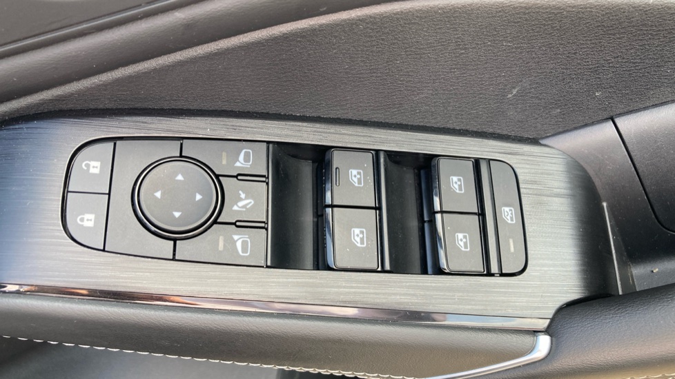 Nissan Qashqai 1.3 DiG-T MH N-Connecta 5dr Petrol Hatchback - Image 23