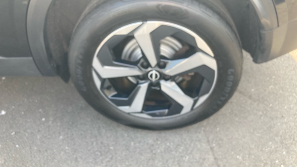 Nissan Qashqai 1.3 DiG-T MH N-Connecta 5dr Petrol Hatchback - Image 30