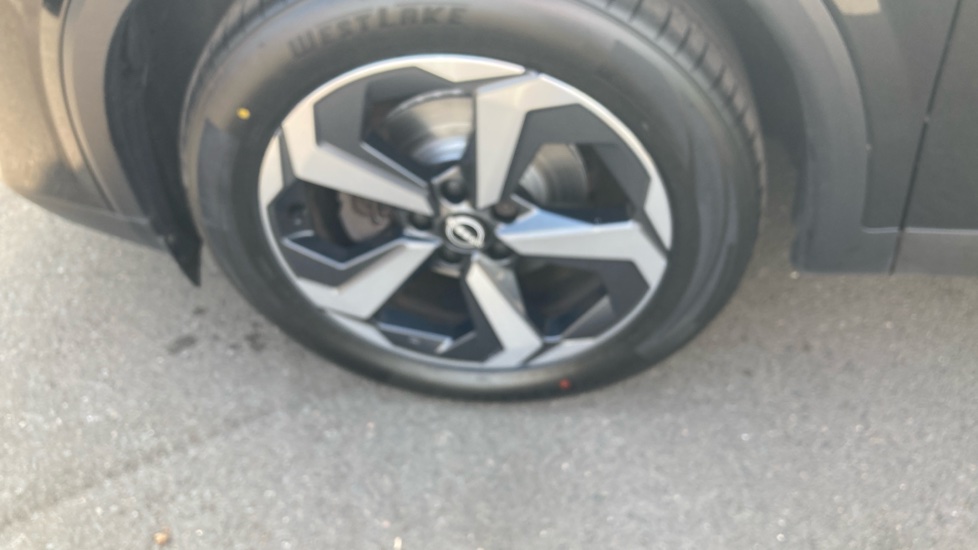 Nissan Qashqai 1.3 DiG-T MH N-Connecta 5dr Petrol Hatchback - Image 31