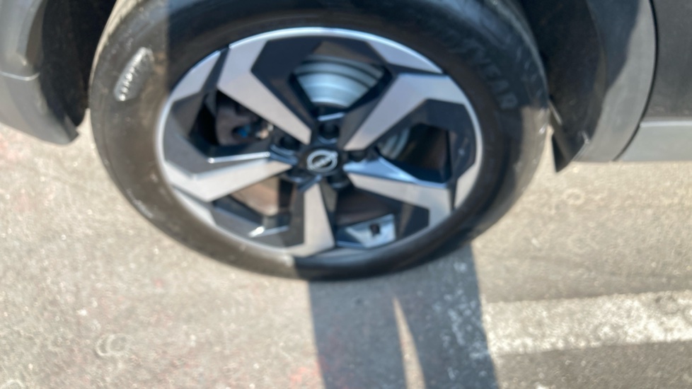 Nissan Qashqai 1.3 DiG-T MH N-Connecta 5dr Petrol Hatchback - Image 32