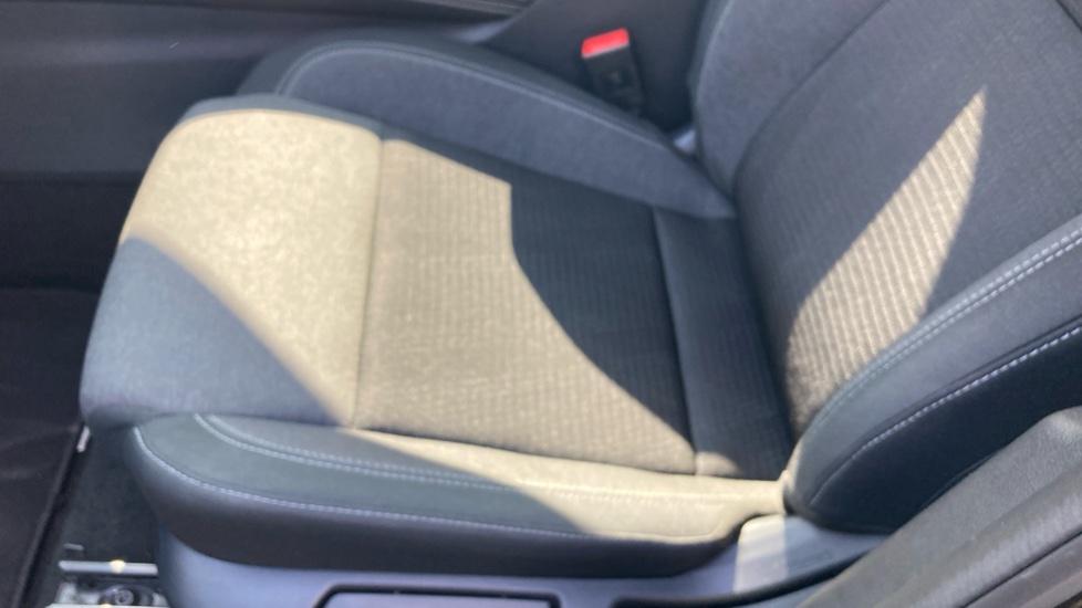 Nissan Qashqai 1.3 DiG-T MH N-Connecta 5dr Petrol Hatchback - Image 35