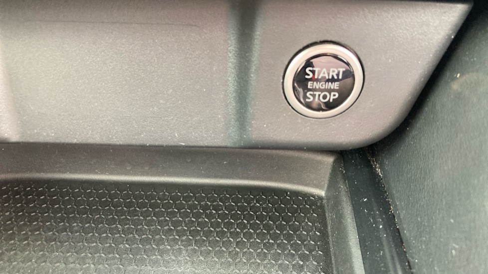 Nissan Qashqai 1.3 DiG-T MH N-Connecta 5dr Petrol Hatchback - Image 40