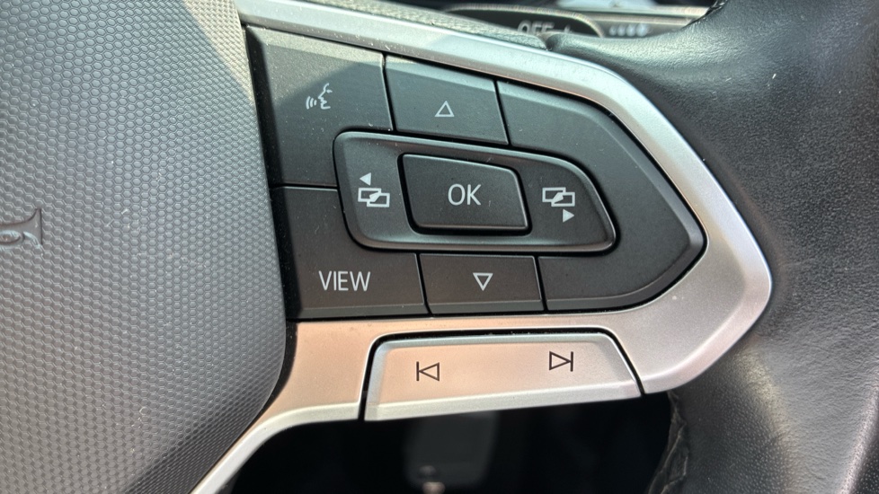 Volkswagen T-Roc 1.5 TSI Life 5dr DSG Petrol Hatchback - Image 32