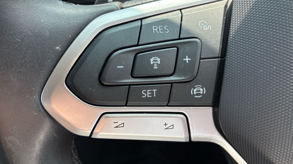 Volkswagen T-Roc 1.5 TSI Life 5dr DSG Petrol Hatchback - Image 33