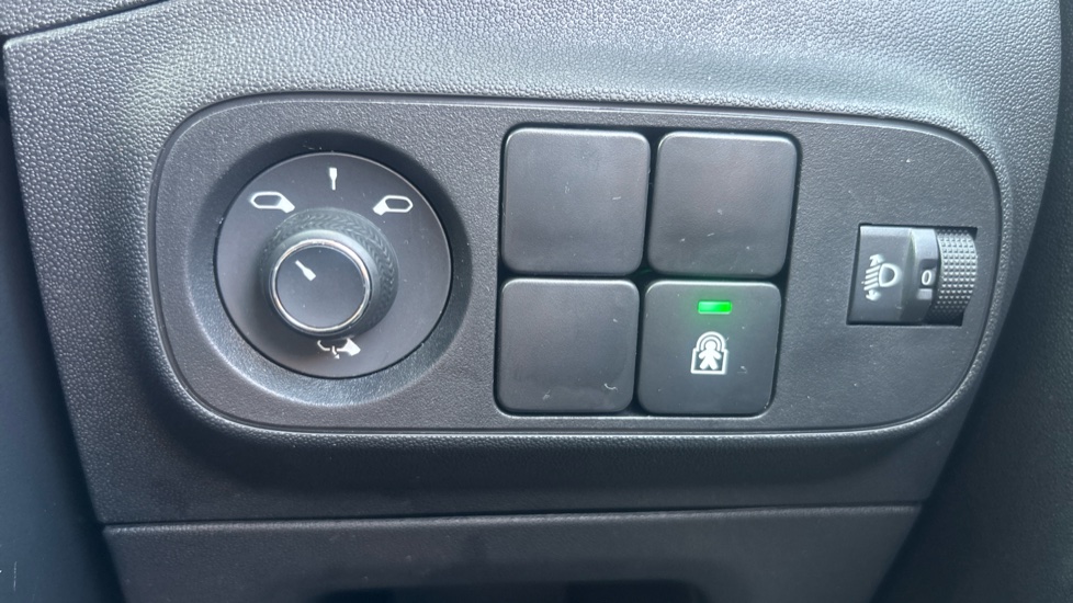 Citroen C3 1.2 PureTech Plus 5dr Petrol Hatchback - Image 31