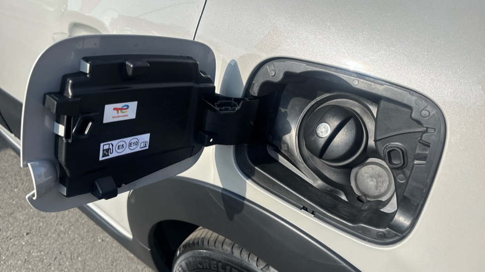 Citroen C3 1.2 PureTech Plus 5dr Petrol Hatchback - Image 33