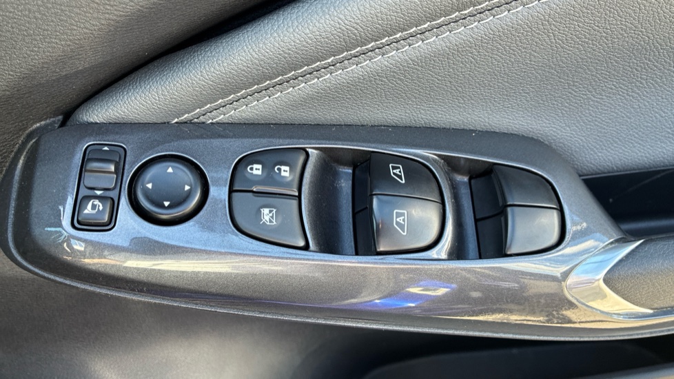 Nissan Juke 1.0 DiG-T N-Connecta 5dr DCT Petrol Hatchback - Image 21