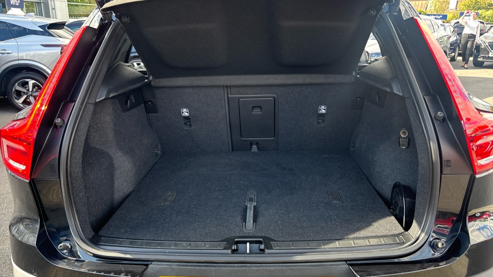 Volvo XC40 2.0 B4P Plus Black Edition 5dr Auto Petrol Estate - Image 4