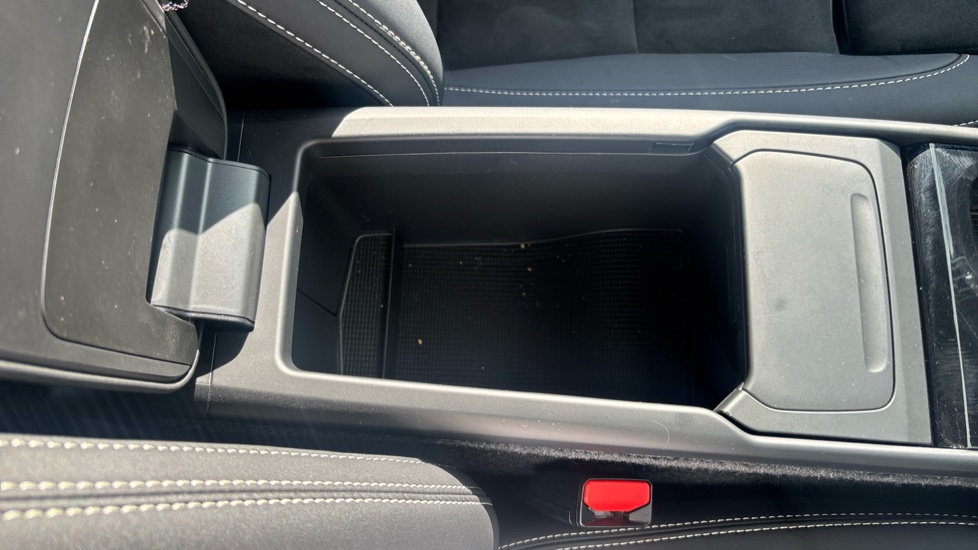 Volvo XC40 2.0 B4P Plus Black Edition 5dr Auto Petrol Estate - Image 39