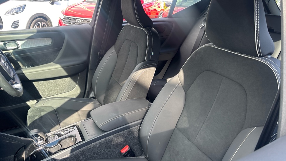 Volvo XC40 2.0 B4P Plus Black Edition 5dr Auto Petrol Estate - Image 43