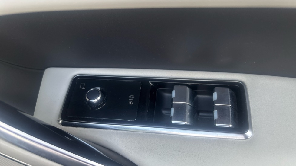 Jaguar F-Pace 2.0 D200 R-Dynamic HSE 5dr Auto AWD Diesel Estate - Image 32