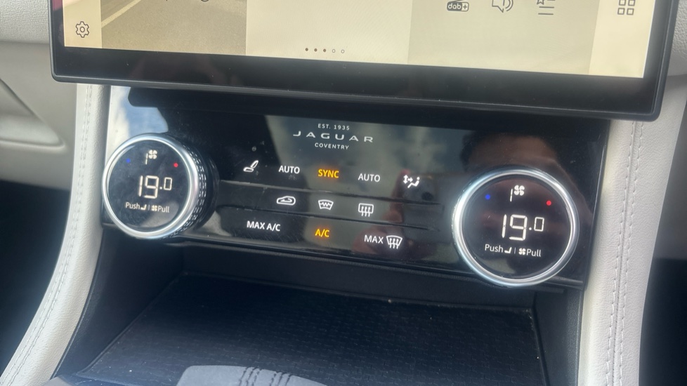 Jaguar F-Pace 2.0 D200 R-Dynamic HSE 5dr Auto AWD Diesel Estate - Image 34