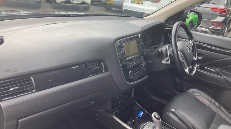 Mitsubishi Outlander 2.0 PHEV GX4hs 5dr Auto Estate - Image 9