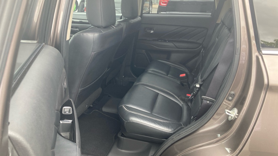 Mitsubishi Outlander 2.0 PHEV GX4hs 5dr Auto Estate - Image 16