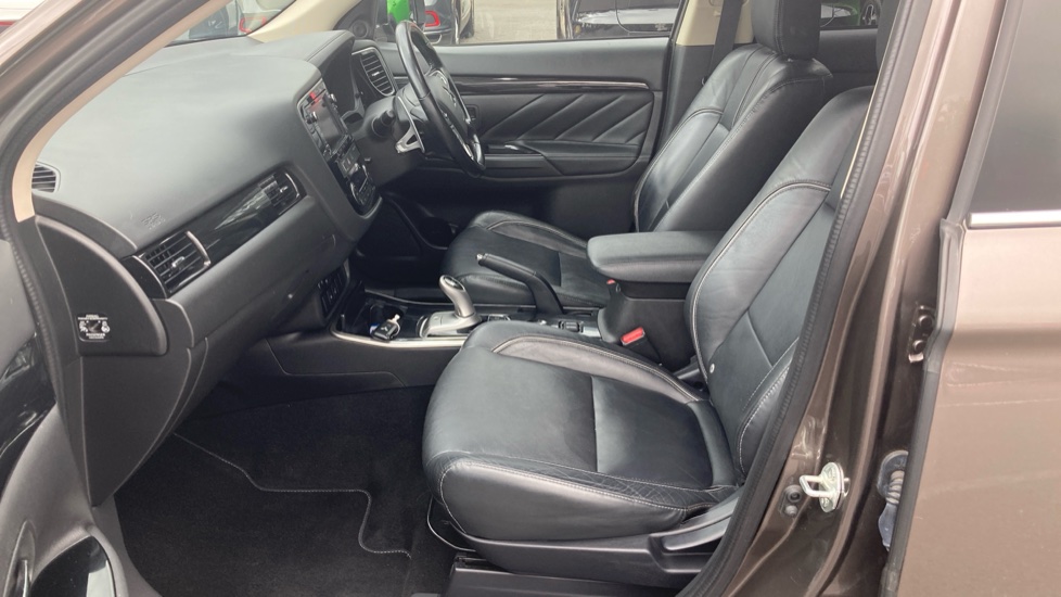 Mitsubishi Outlander 2.0 PHEV GX4hs 5dr Auto Estate - Image 21