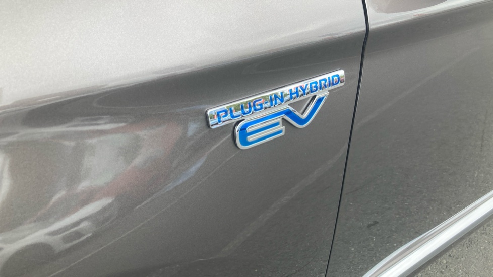 Mitsubishi Outlander 2.0 PHEV GX4hs 5dr Auto Estate - Image 22