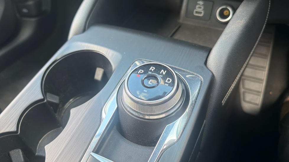 Ford Kuga 2.5 FHEV Vignale 5dr CVT Hybrid Estate - Image 13