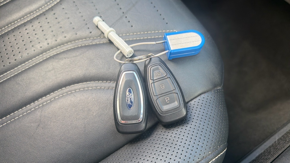 Ford Kuga 2.5 FHEV Vignale 5dr CVT Hybrid Estate - Image 20