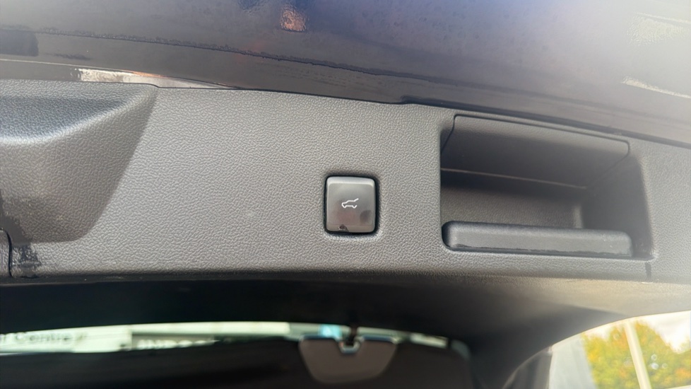 Ford Kuga 2.5 FHEV Vignale 5dr CVT Hybrid Estate - Image 21