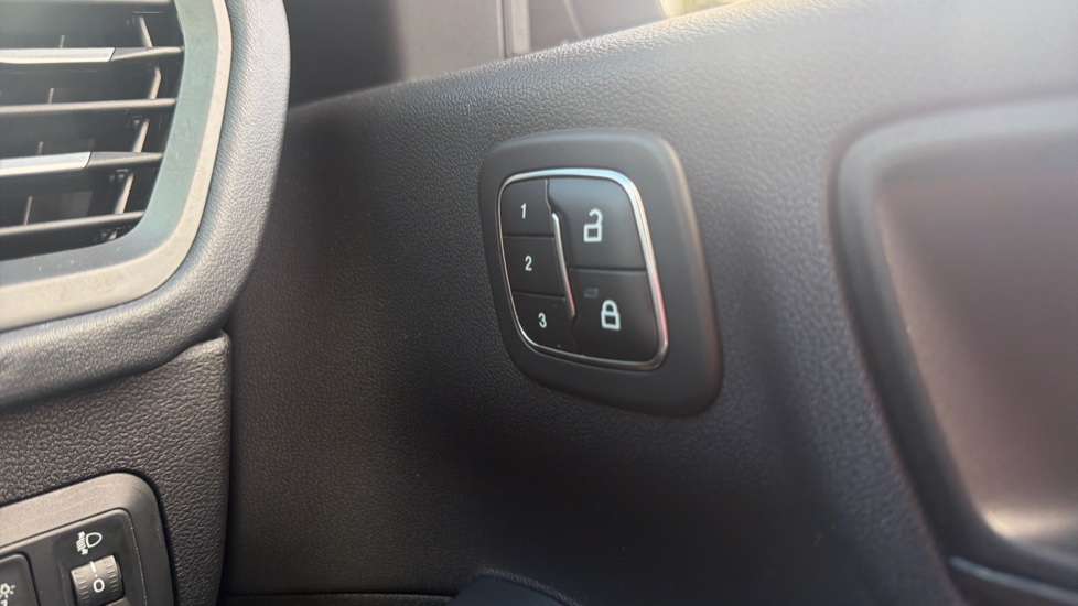 Ford Kuga 2.5 FHEV Vignale 5dr CVT Hybrid Estate - Image 37