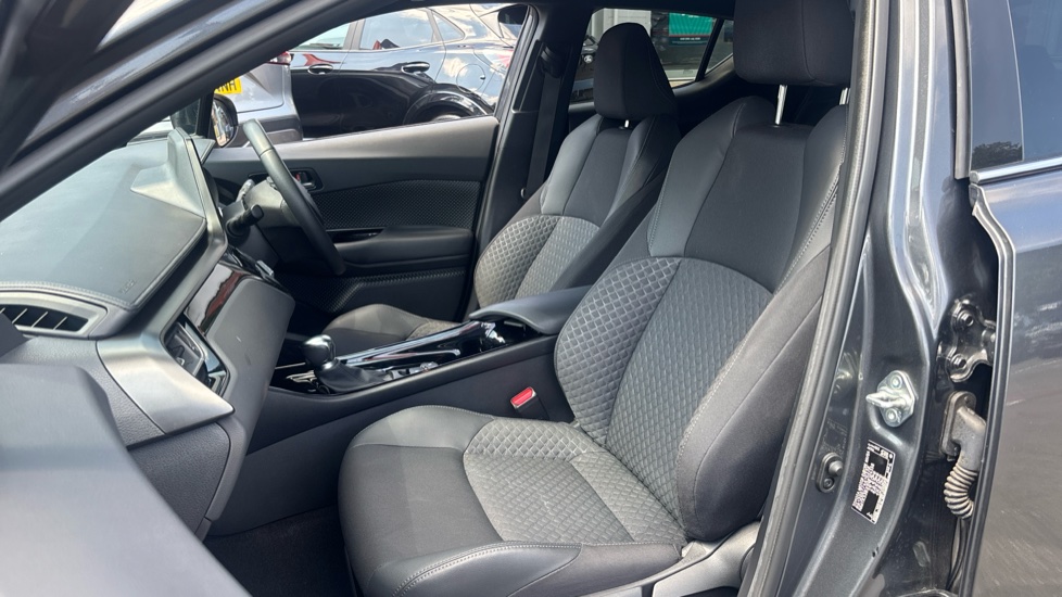 Toyota C-HR 2.0 Hybrid Design 5dr CVT Hybrid Hatchback - Image 8