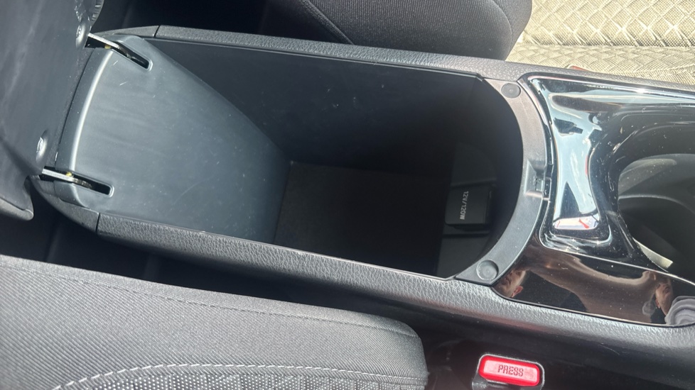Toyota C-HR 2.0 Hybrid Design 5dr CVT Hybrid Hatchback - Image 26