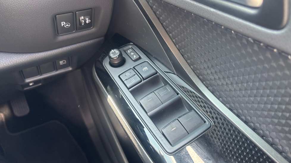 Toyota C-HR 2.0 Hybrid Design 5dr CVT Hybrid Hatchback - Image 29