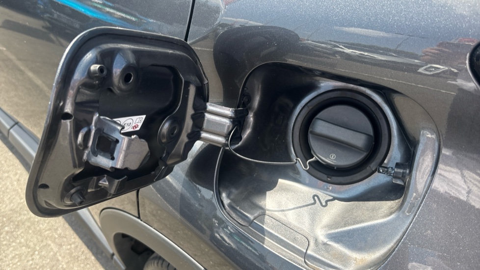 Toyota C-HR 2.0 Hybrid Design 5dr CVT Hybrid Hatchback - Image 38