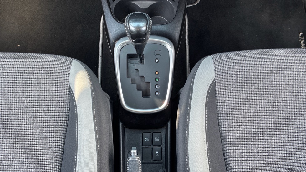 Toyota Yaris 1.5 Hybrid Y20 5dr CVT [Bi-tone] Hybrid Hatchback - Image 18