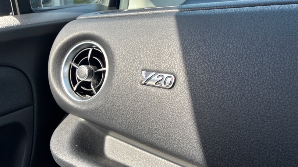 Toyota Yaris 1.5 Hybrid Y20 5dr CVT [Bi-tone] Hybrid Hatchback - Image 27