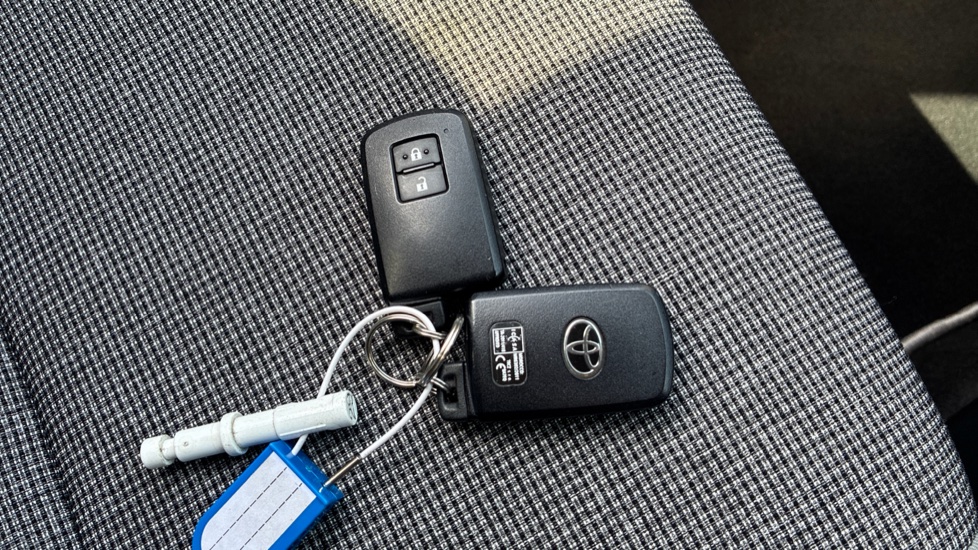 Toyota Yaris 1.5 Hybrid Y20 5dr CVT [Bi-tone] Hybrid Hatchback - Image 30