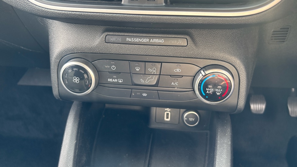Ford Focus 1.0 EcoBoost 100 Zetec 5dr Petrol Hatchback - Image 29